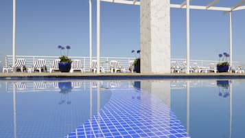 Piscina all'aperto, lettini