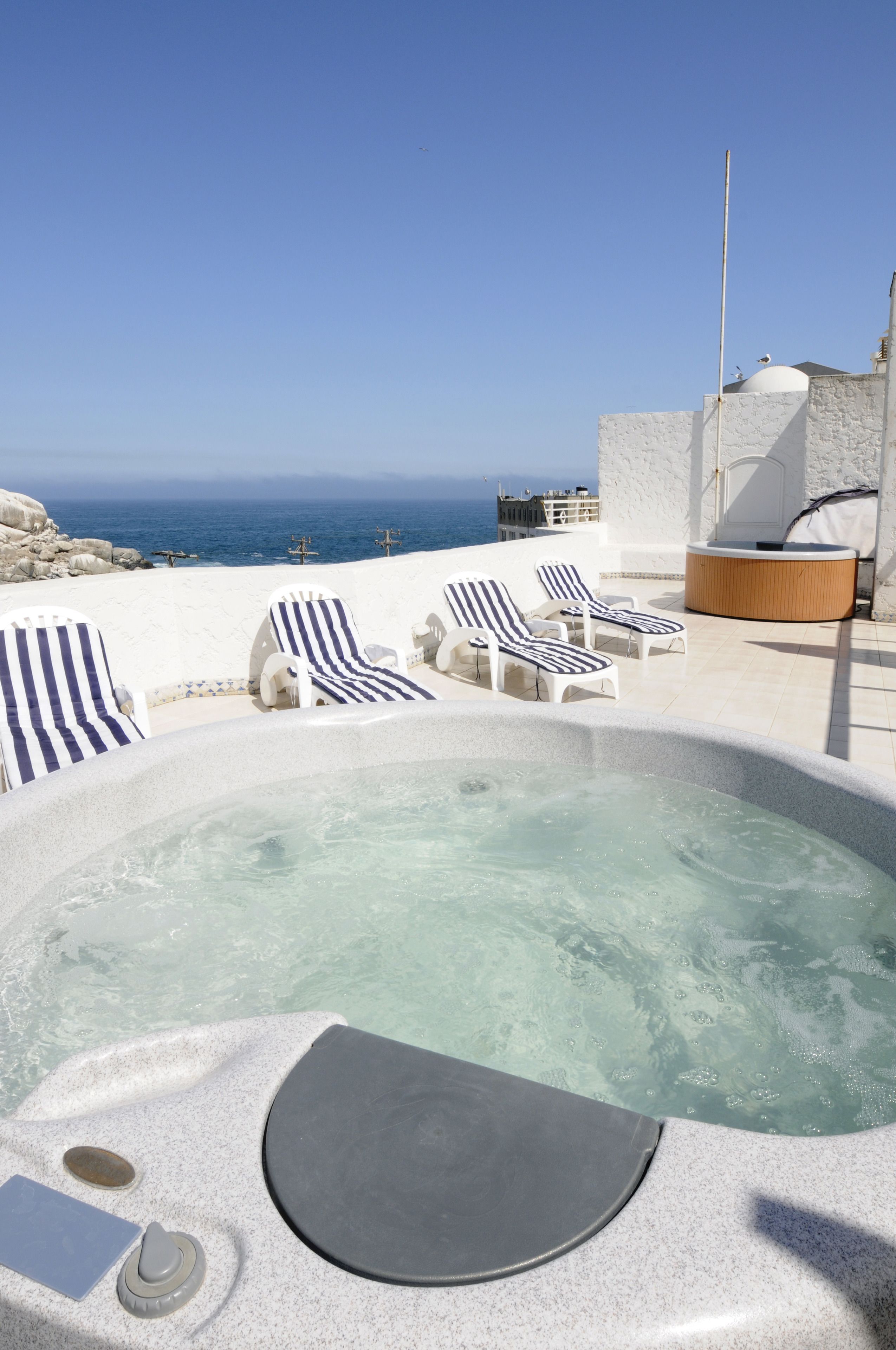 Piscine extérieure, chaises longues