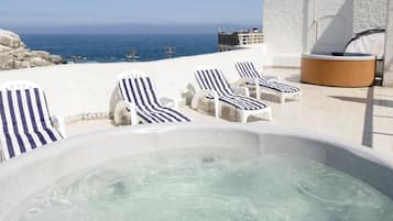 Piscine extérieure, chaises longues