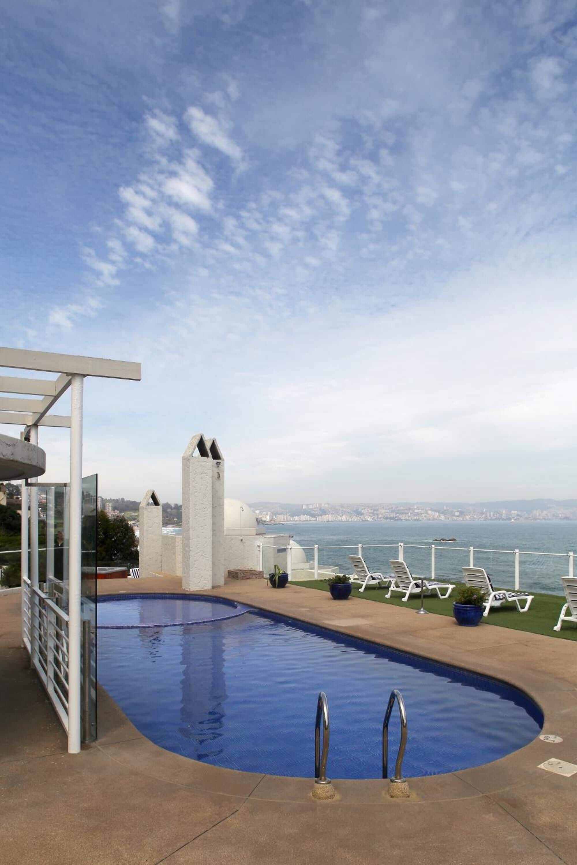 Une piscine avec vue sur la ville et la mer.