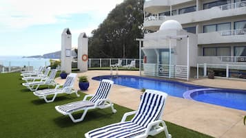 Kolam renang outdoor, dengan kursi berjemur