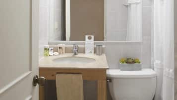 Une petite salle de bain comprenant un lavabo, un miroir et des toilettes.