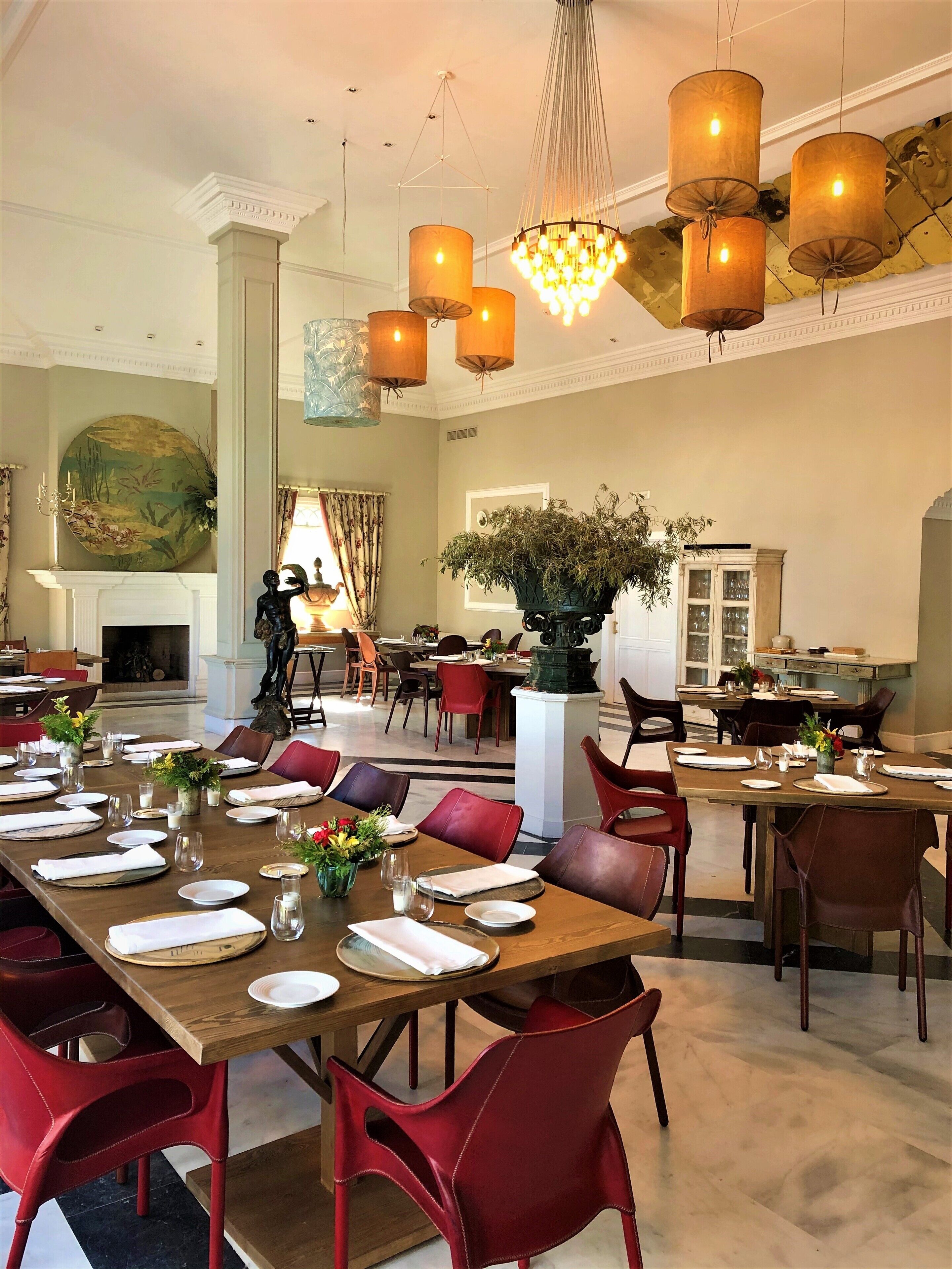 2 restaurants; breakfast, lunch and dinner served 