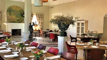 2 restaurants; breakfast, lunch and dinner served