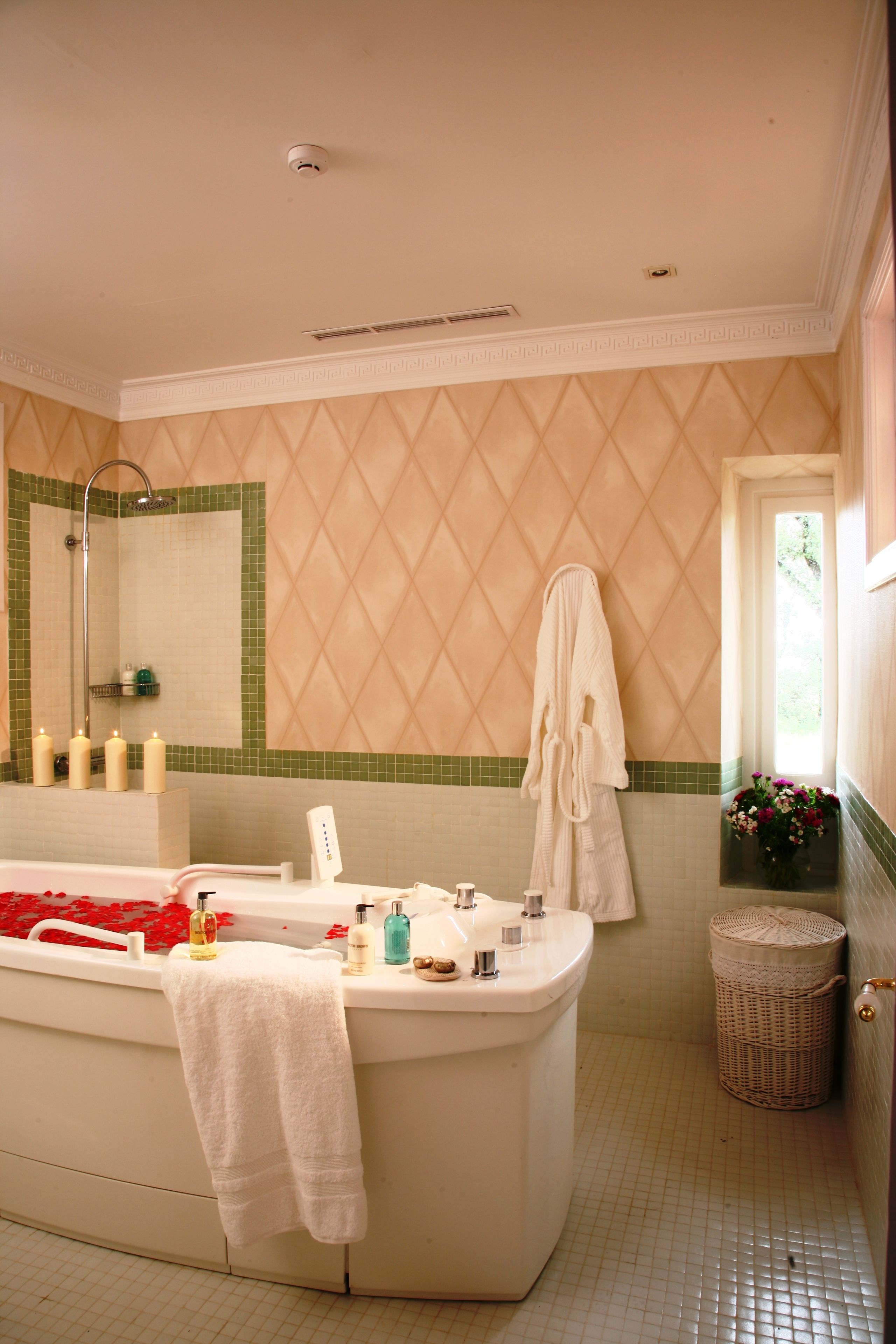 sauna, steam room, turkish bath/hammam, body treatments, facials