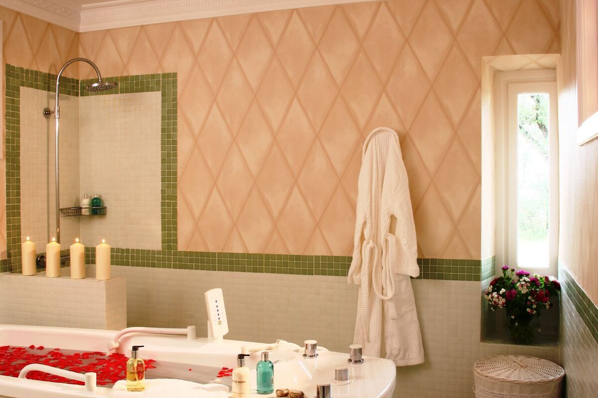 sauna, steam room, turkish bath/hammam, body treatments, facials