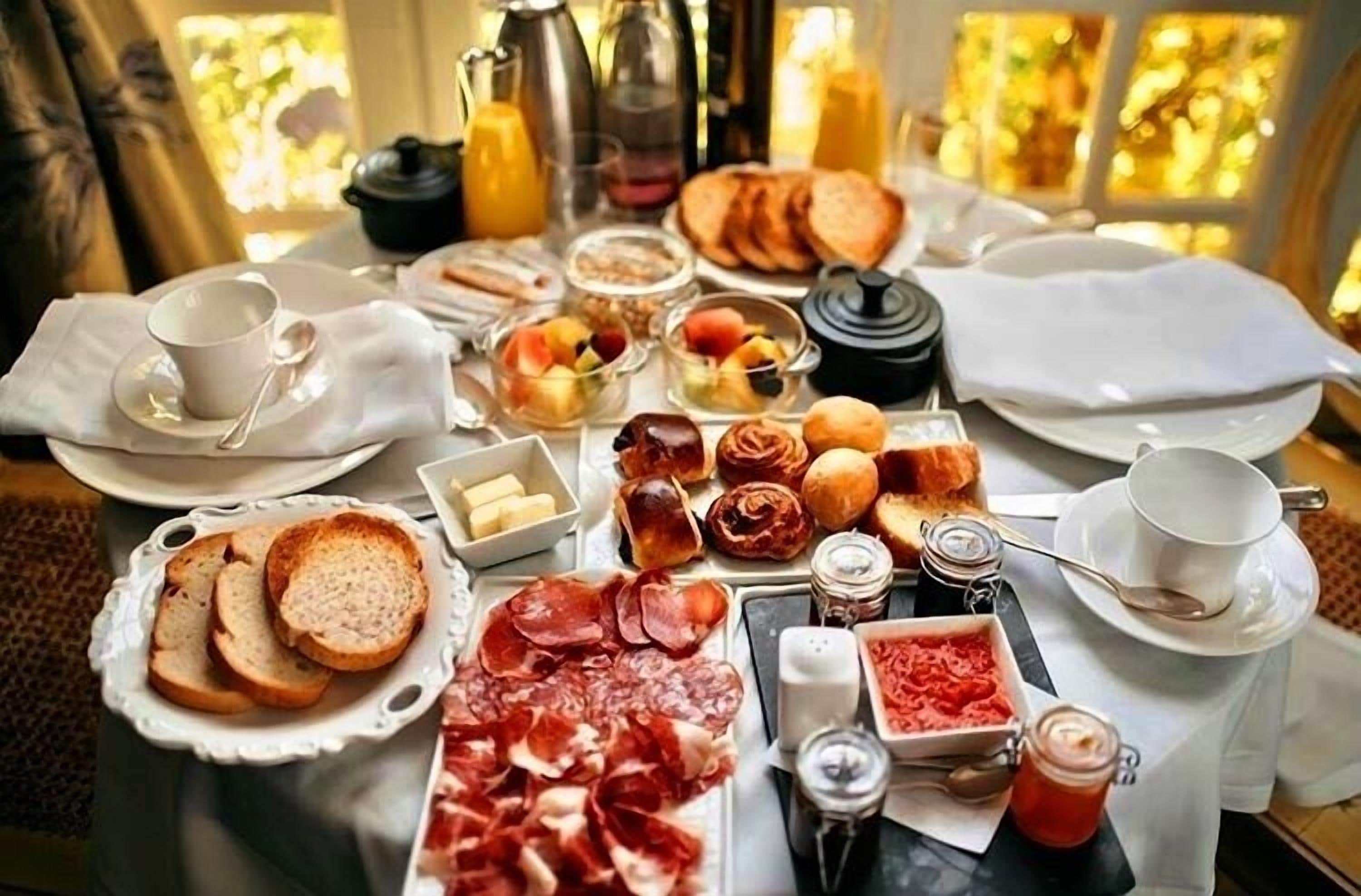 Desayuno completo (EUR 27.5 por persona) 