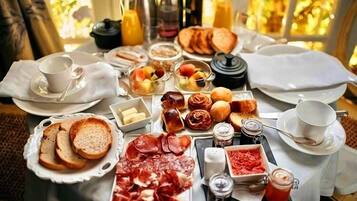 Se ofrece un desayuno completo (27.5 EUR por persona)