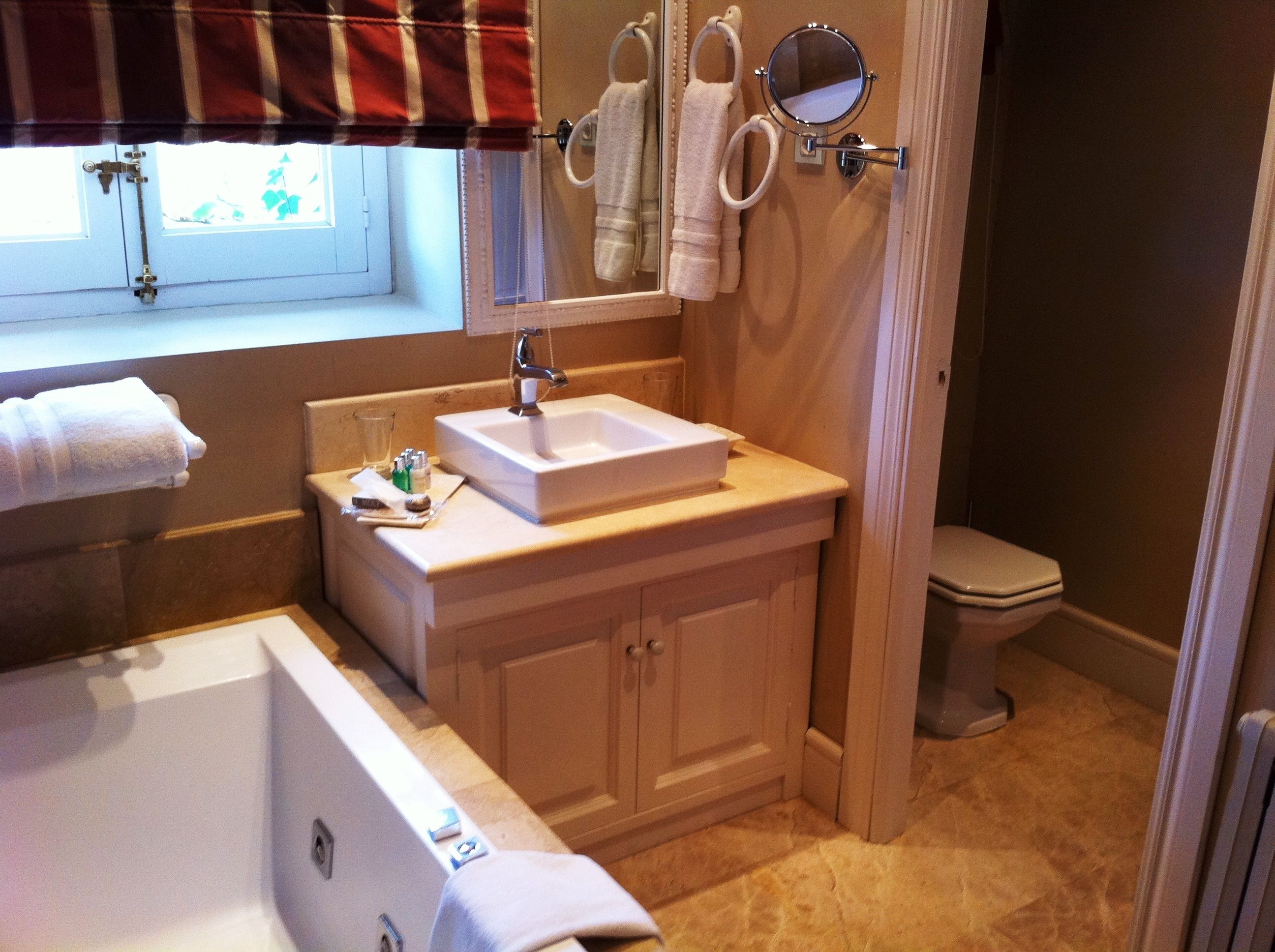 combined shower/bathtub, jetted bath, rainfall showerhead