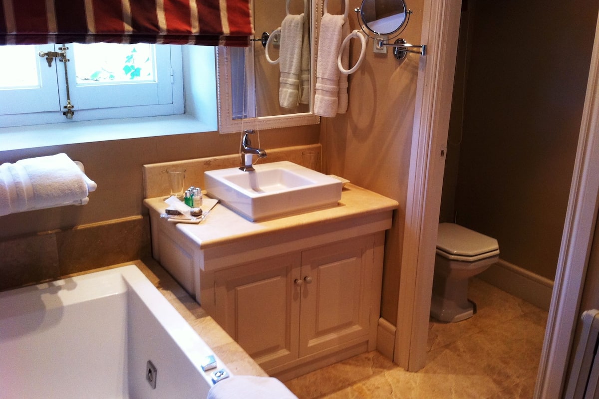 combined shower/bathtub, jetted bath, rainfall showerhead