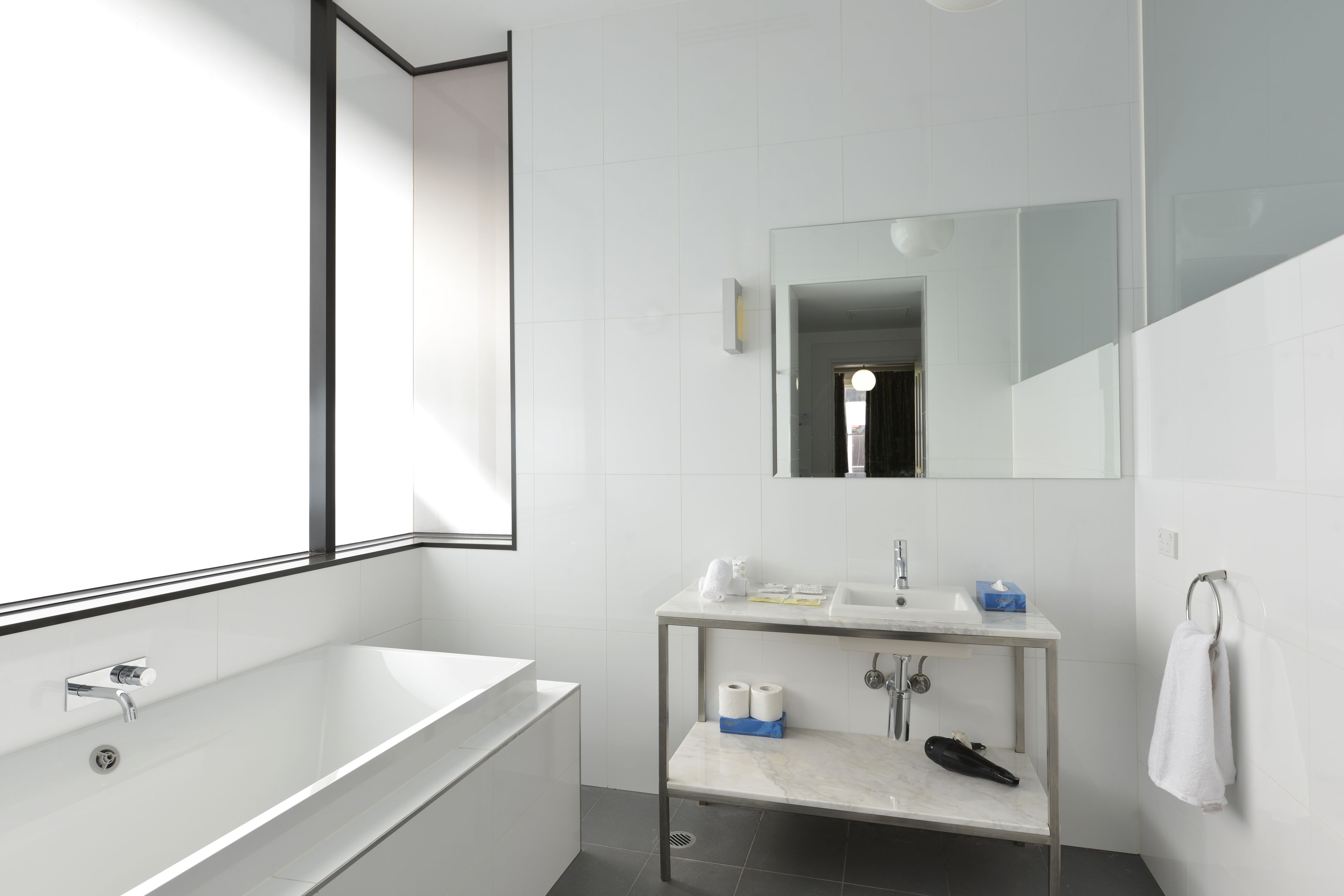 Heritage Suite | Bathroom | Shower, free toiletries, hair dryer, towels