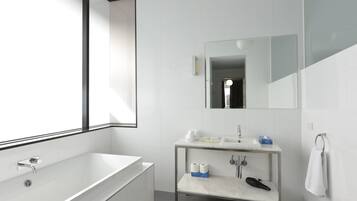 Heritage Suite | Bathroom | Shower, free toiletries, hair dryer, towels