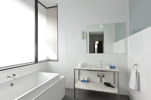 Heritage Suite | Bathroom | Shower, free toiletries, hair dryer, towels - Seasons Heritage Melbourne (Melbourne)
