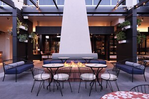 供应早餐、午餐和晚餐，法国菜