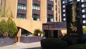 Un edificio de gran altura con un diseño arquitectónico moderno, destacando una entrada prominente con el letrero del Hotel Sol Alpin.