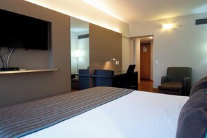 Premium Room | Premium bedding, minibar, in-room safe, desk