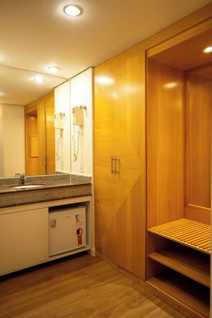 Chambre Premium | Salle de bain | Douche, articles de toilette gratuits, sèche-cheveux