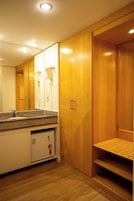 Habitación Premium | Baño | Ducha, artículos de higiene personal gratuitos y secador de pelo