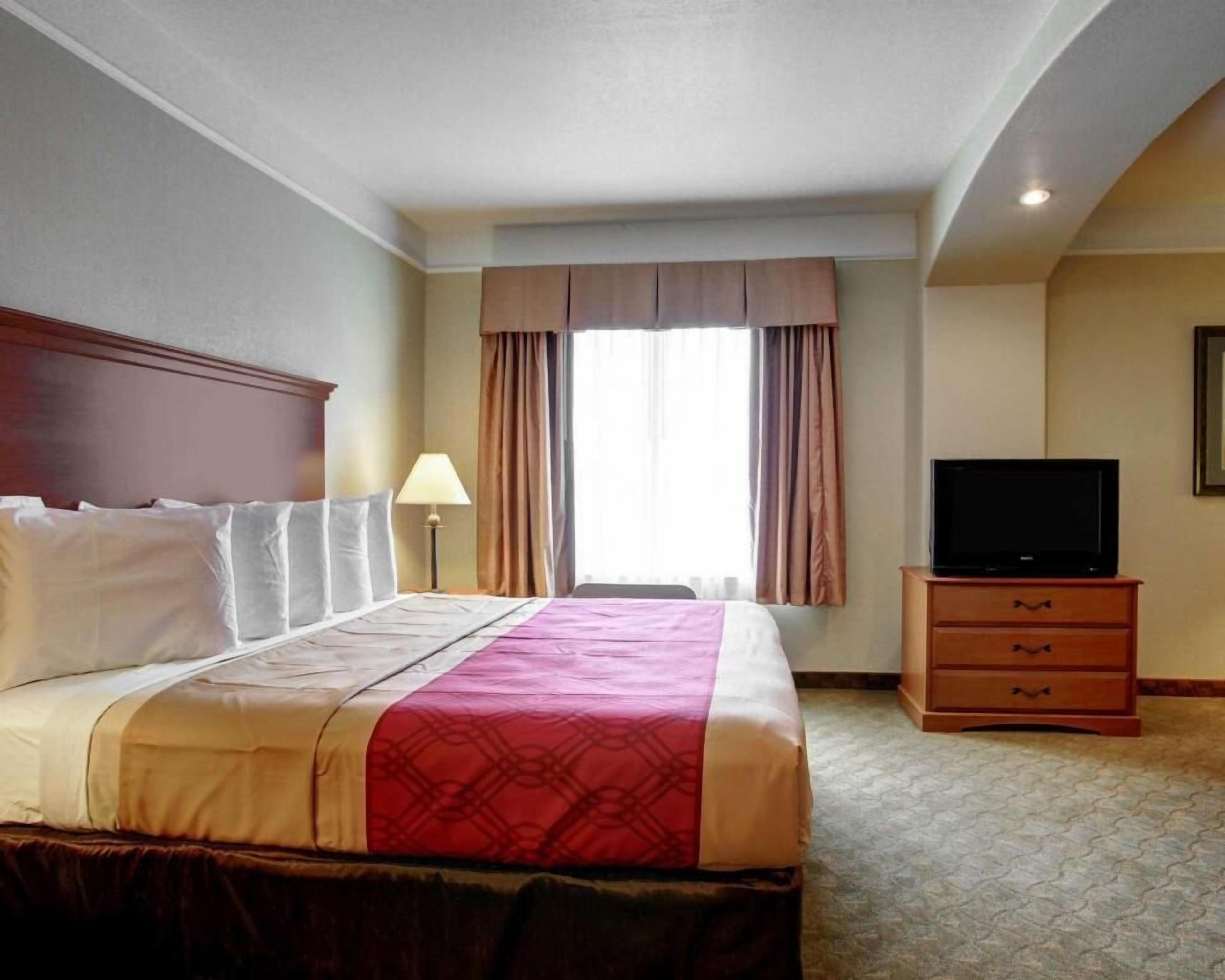 Työpöytä, kannettavalle tietokoneelle sopiva työtila, pimennysverhot