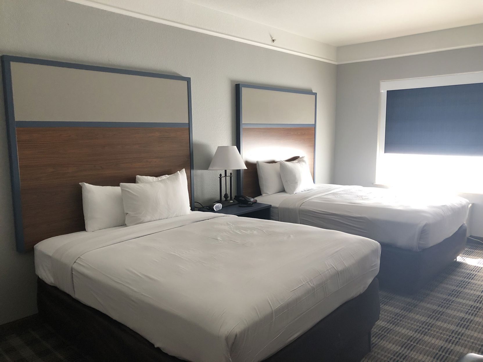 Työpöytä, kannettavalle tietokoneelle sopiva työtila, pimennysverhot