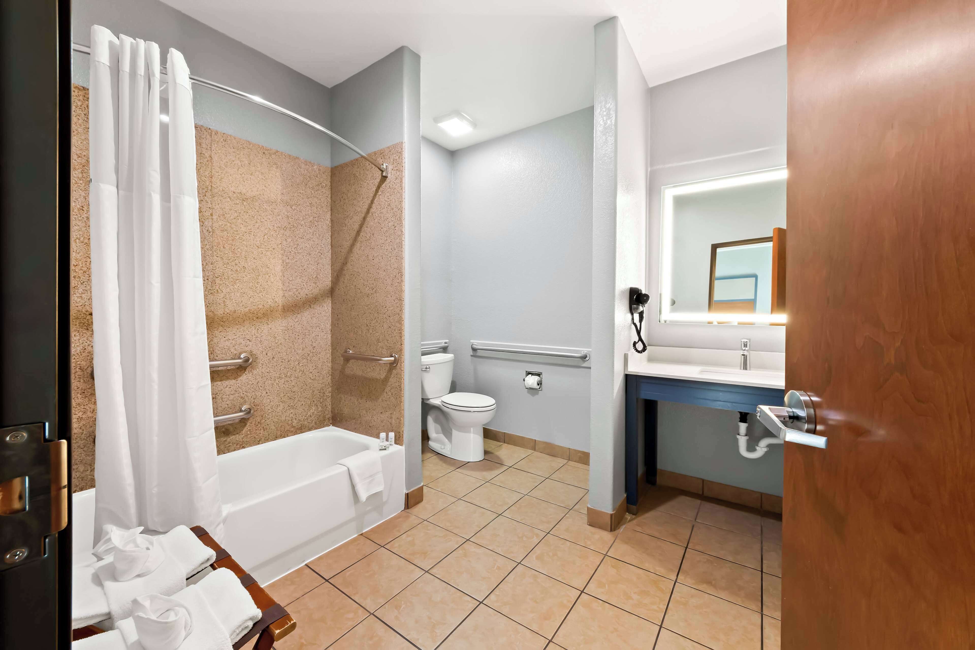 Une salle de bain équipée d’une baignoire, d’une douche, de toilettes et d’un lavabo.