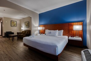 Studio Suite, 1 King Bed with Sofa bed, Non Smoking | Egyptian cotton sheets, premium bedding, down comforters, in-room safe - The Azure Hotel (Mesa)