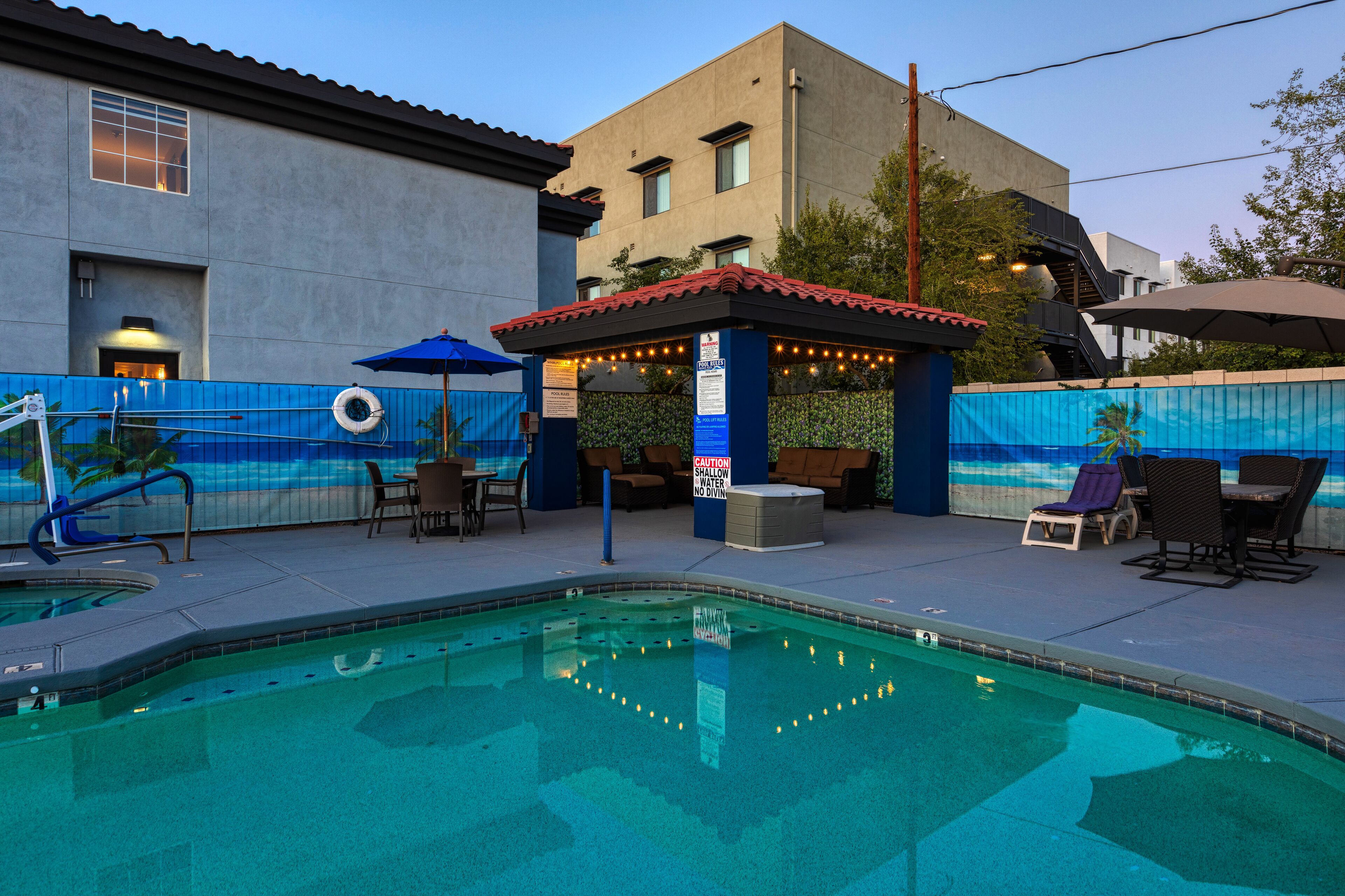 Ein Swimmingpool mit Liegestühlen und einer kleinen Bar.