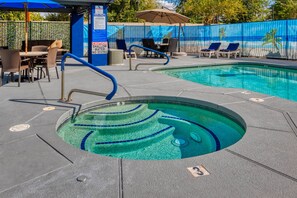 Outdoor spa tub - The Azure Hotel (Mesa)