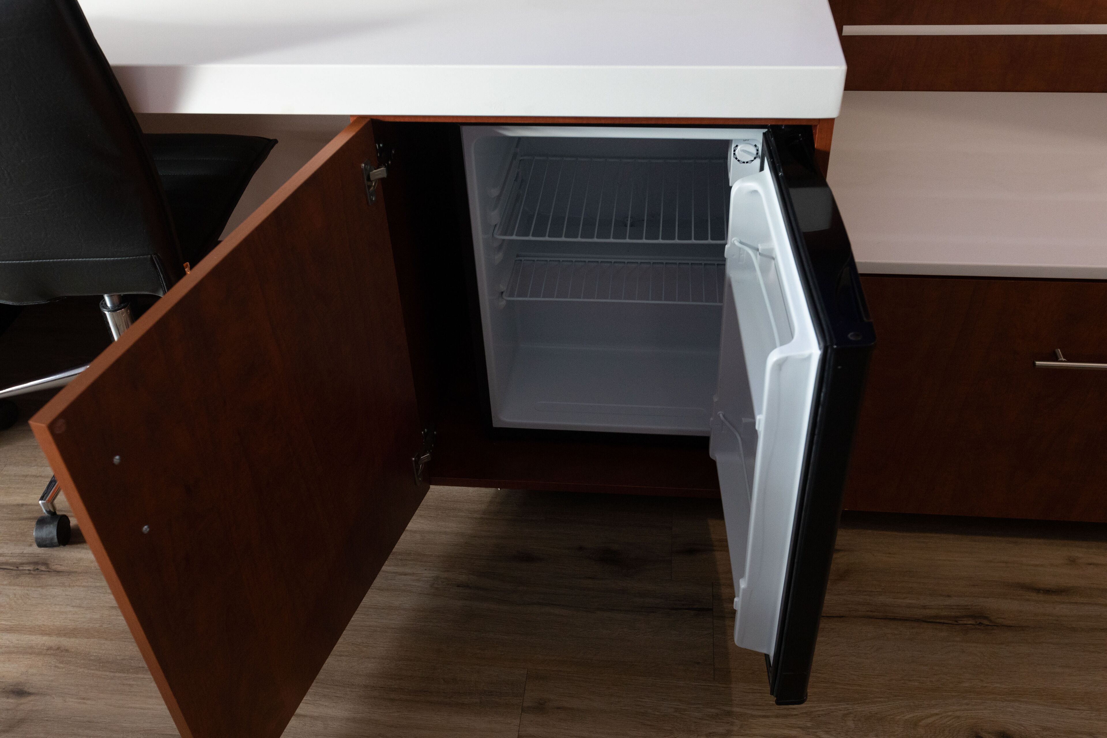 Una cocina con refrigerador integrado y un mueble de madera.
