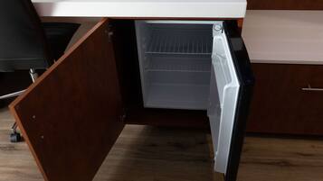 Una cocina con refrigerador integrado y un mueble de madera.
