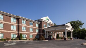 A brick building with a covered entrance and a sign for a hotel. - Holiday Inn Express & Suites Carrollton by IHG (Carrollton)