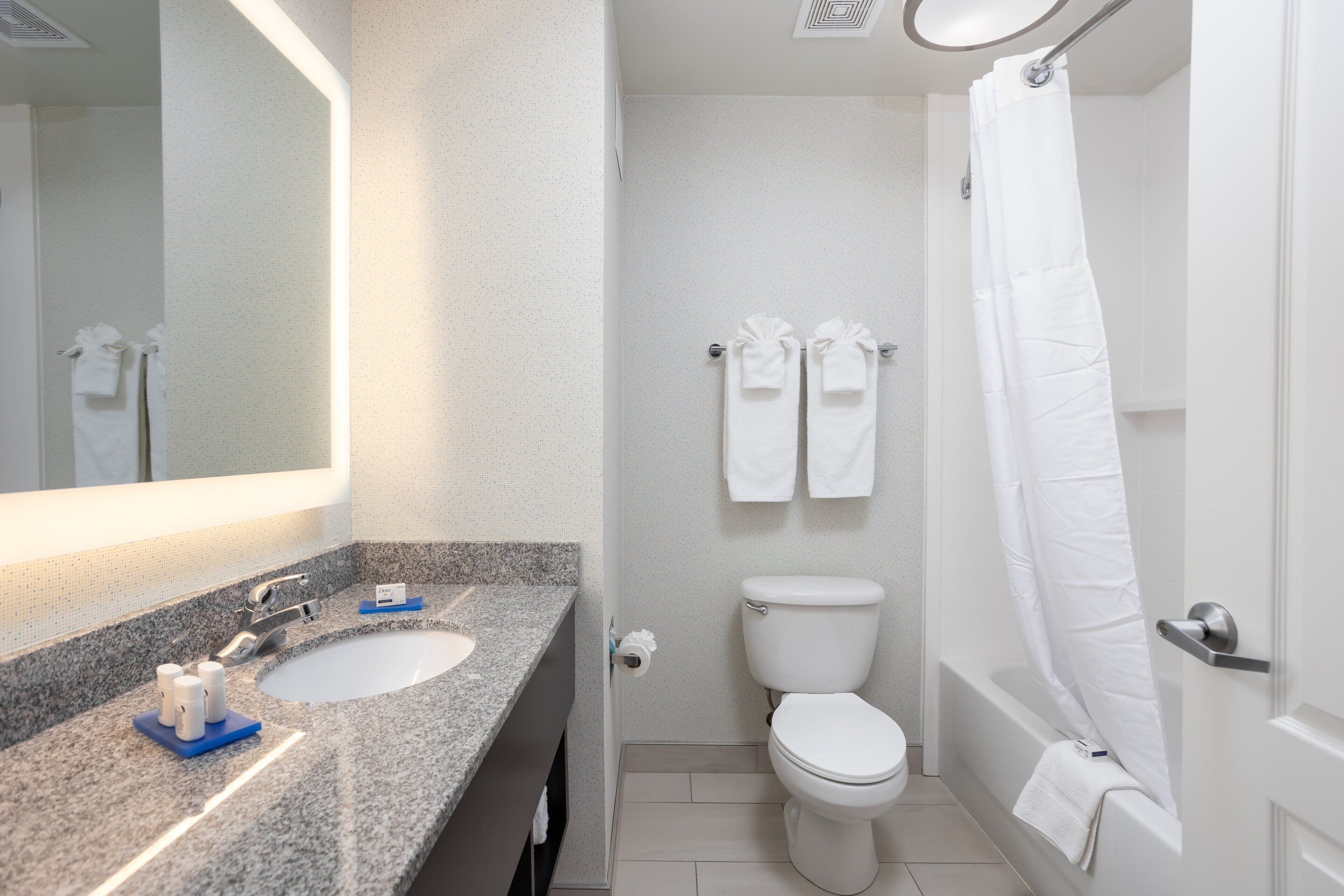 Kamar Standar, 2 Tempat Tidur Queen | Kamar mandi | Perlengkapan mandi gratis, pengering rambut,  dan handuk