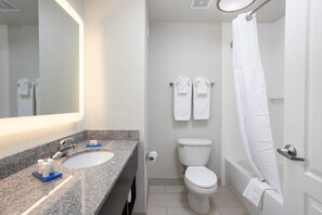 Standardzimmer, 2 Queen-Betten | Badezimmer | Kostenlose Toilettenartikel, Haartrockner, Handtücher