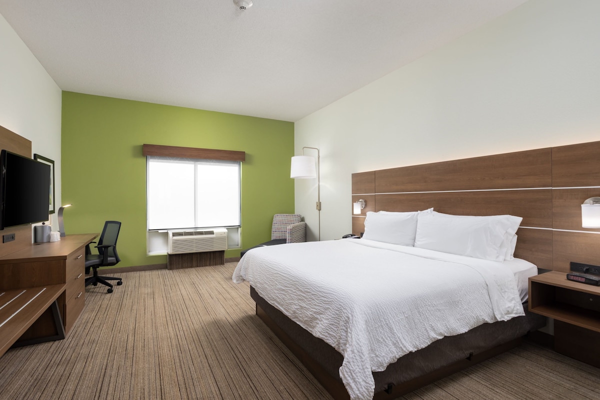 Phòng Tiêu chuẩn, 1 giường cỡ king (Extra Floor Space) | Bàn, khu vực làm việc phù hợp cho laptop, màn/rèm cản sáng 