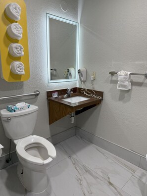 Articles de toilette (gratuits), séchoir à cheveux, serviettes fournies