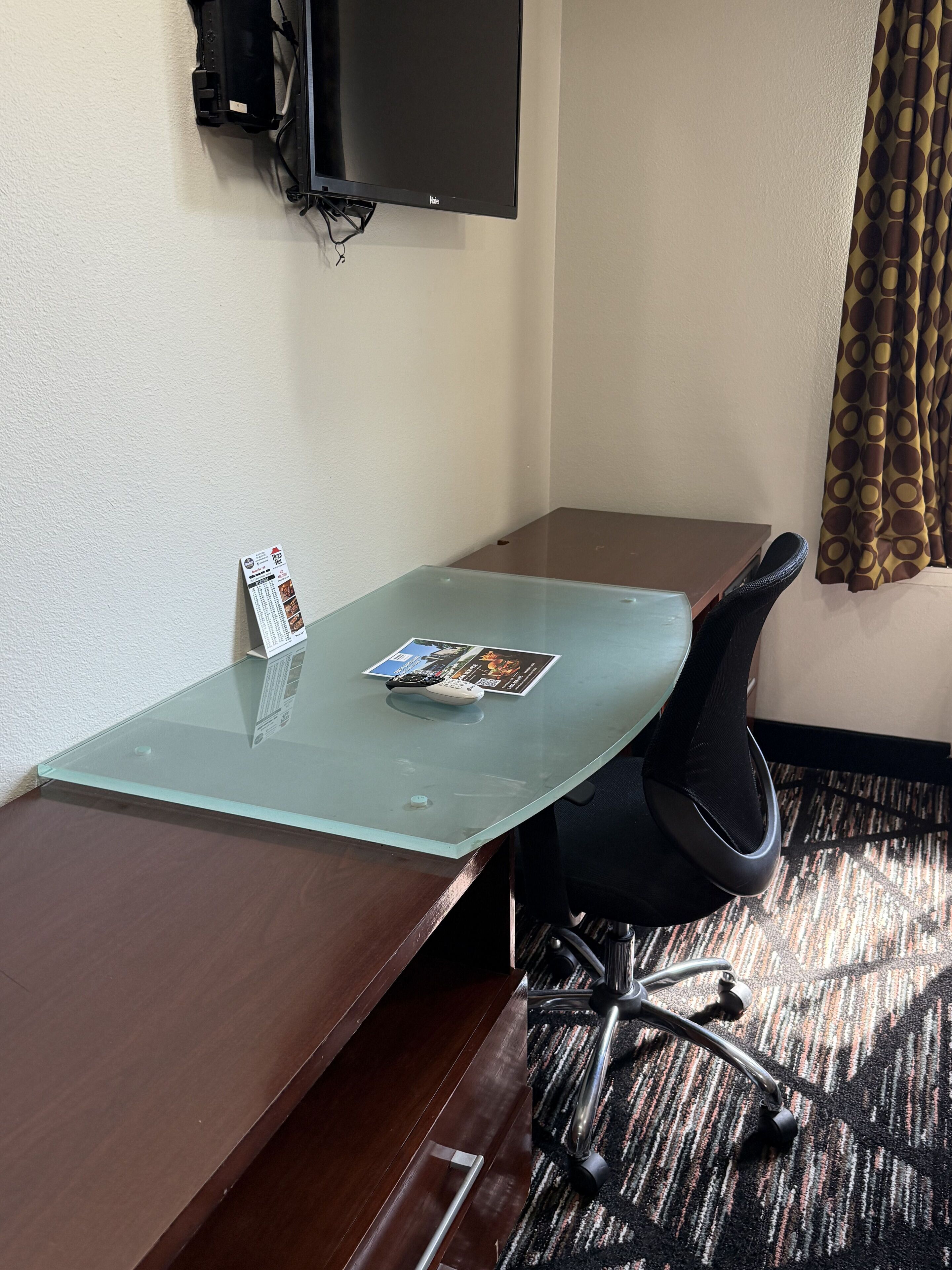 Muebles diferentes, cortinas blackout y tabla de planchar con plancha 