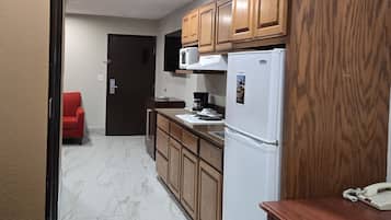 Suíte econômica, 1 cama Queen | Cozinha privada | Geladeira, micro-ondas, cooktop, cafeteira/chaleira