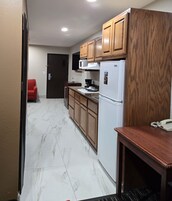 Suíte econômica, 1 cama Queen | Cozinha privada | Geladeira, micro-ondas, cooktop, cafeteira/chaleira