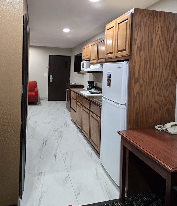 Suite économique, 1 grand lit | Cuisine privée | Réfrigérateur, four à micro-ondes, surface de cuisson, cafetière-théière