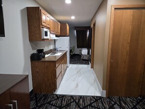 Fridge, microwave, stovetop, coffee/tea maker - Town House Extended Stay Hotel Downtown (Lincoln)