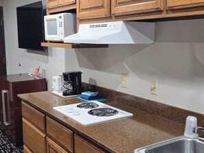 Deluxe Queen Suite | Private kitchen