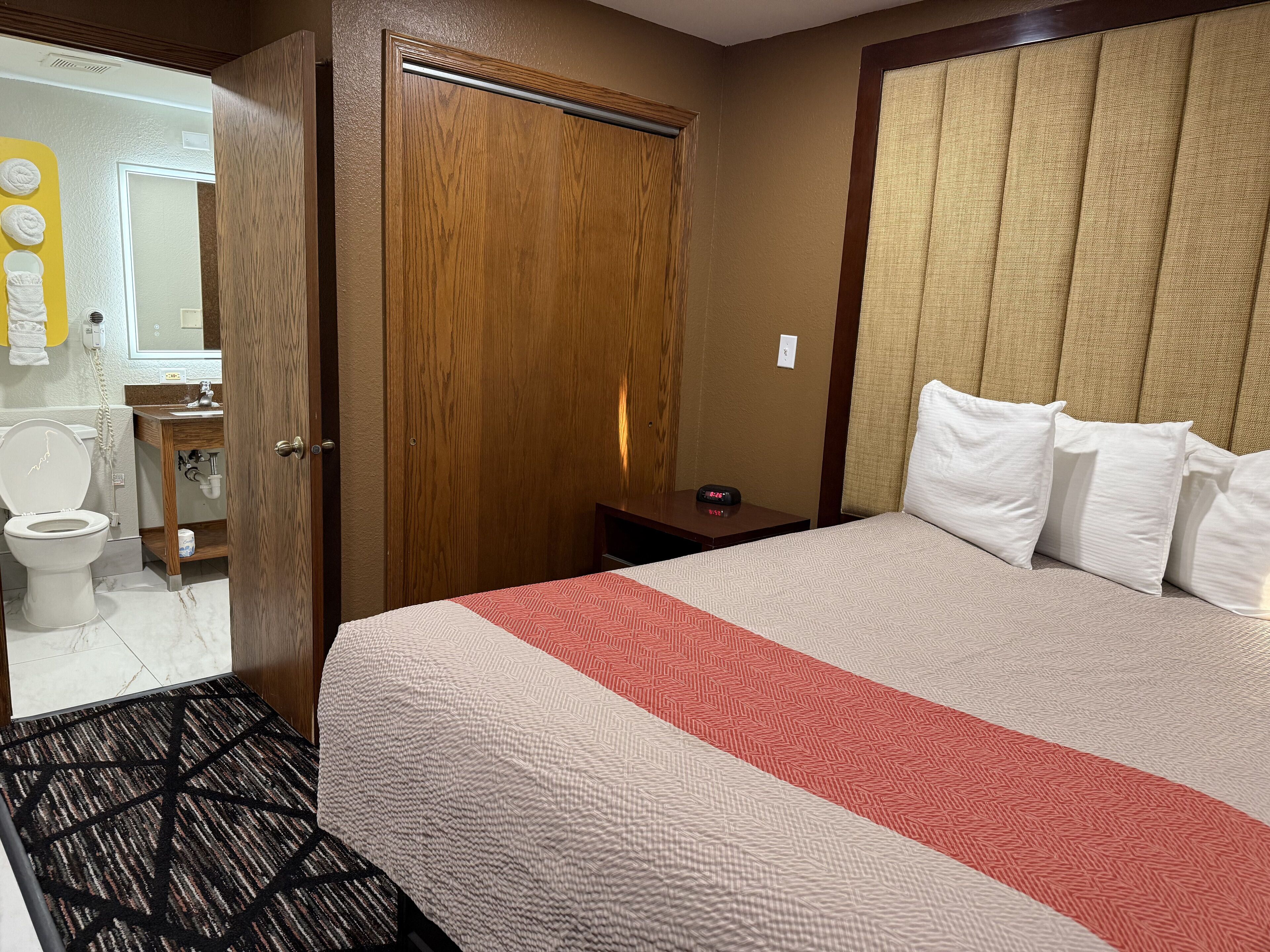 Muebles diferentes, cortinas blackout y tabla de planchar con plancha 