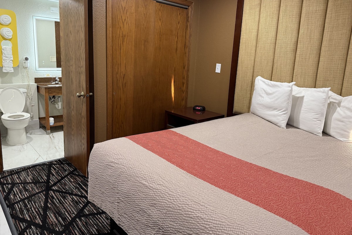 طراز فريد لكل وحدة وستائر تعتيم ومكواة/لوح كي وأسرّة أطفال/رضّع (مجانًا)