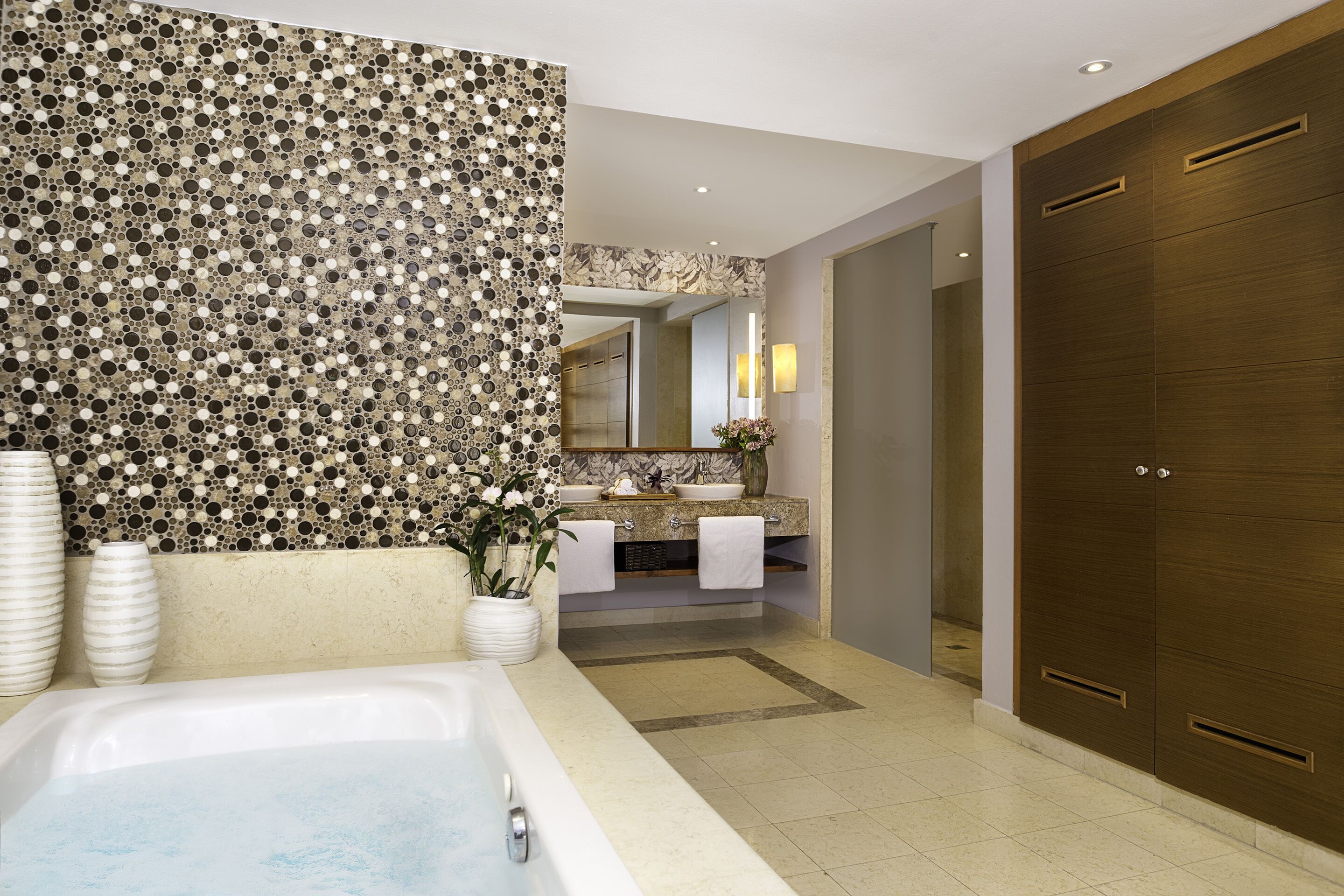 separate bathtub and shower, jetted bath, free toiletries, hair dryer