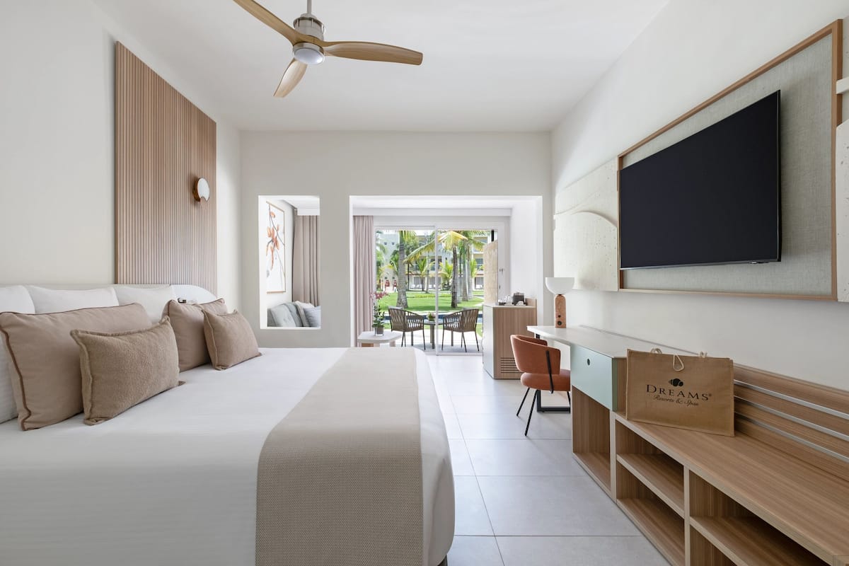 Preferred Club Junior Suite Pool Terrace King | Sengetøy av topp kvalitet, minibarvarer (inkludert) og safe på rommet