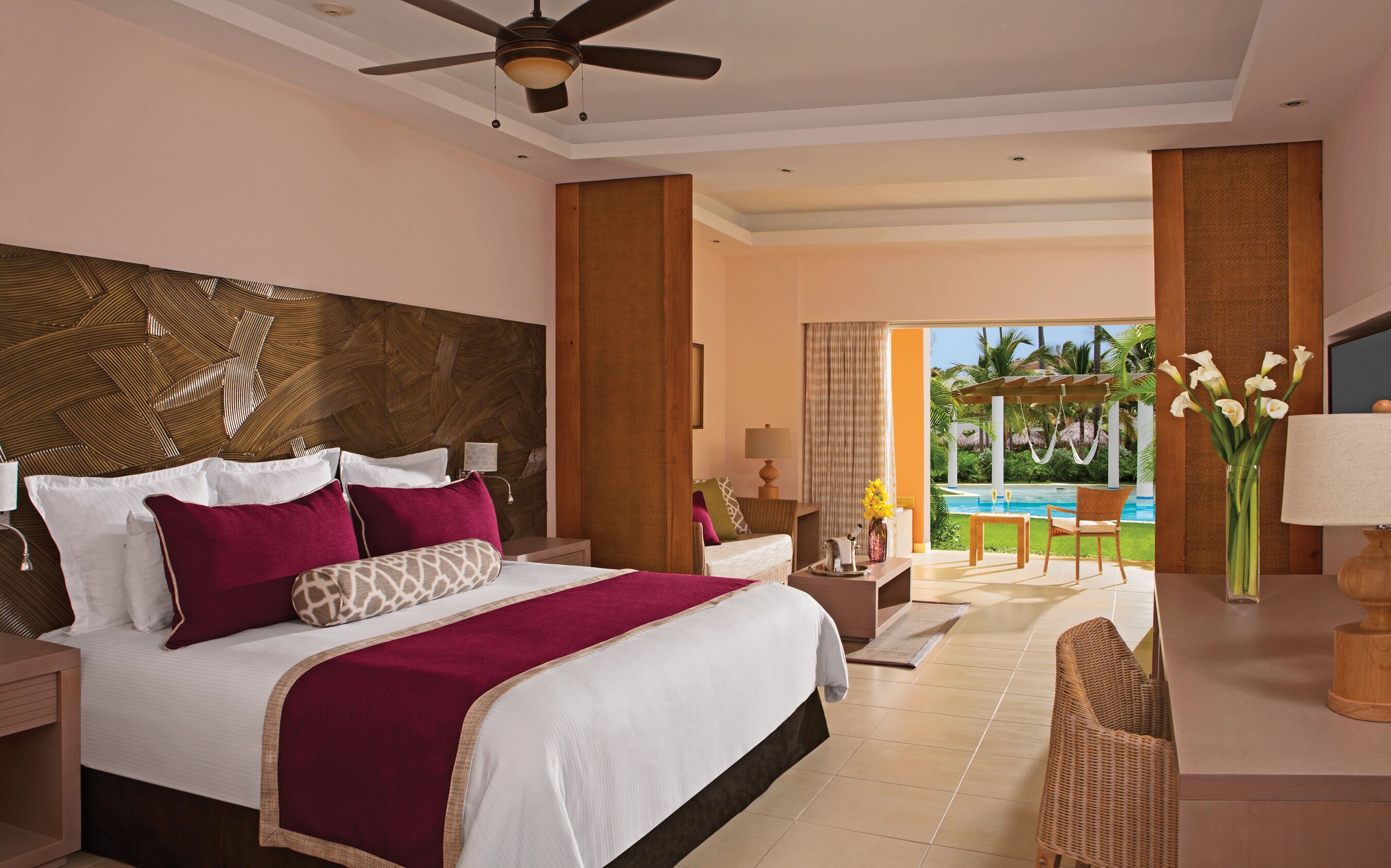 Preferred Club Deluxe Swim Up Double | Premium bedding, free minibar items, in-room safe, laptop workspace