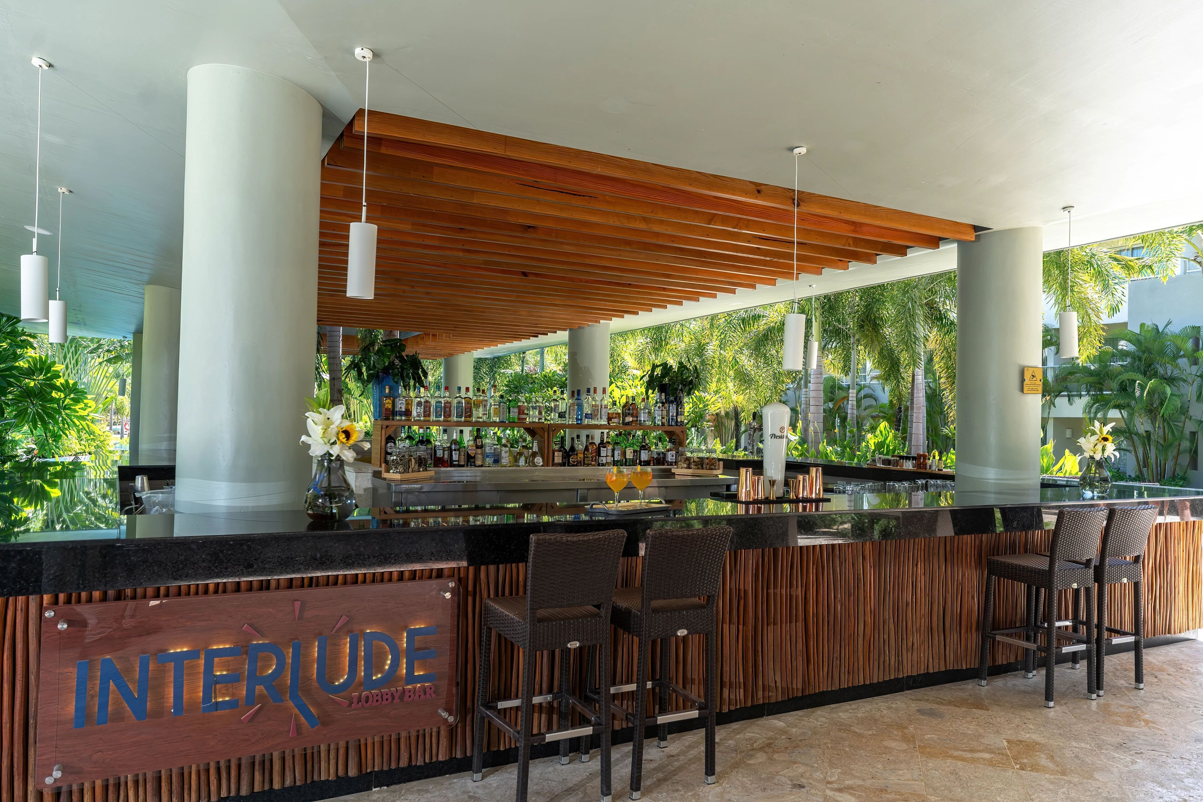 12 bars/lounges, 2 swim-up bars, 3 poolside bars, 2 beach bars