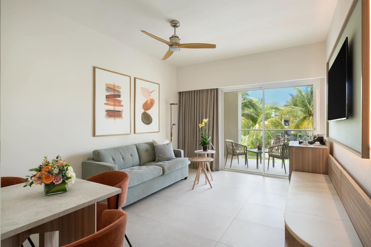 Preferred Club Premium Suite Garden View | Oppholdsområde | LED-TV
