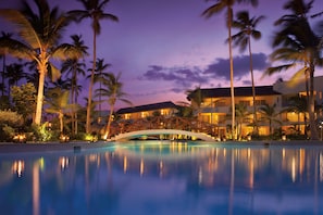 4 outdoor pools, open 7:00 AM to 6:30 PM, pool umbrellas, pool loungers