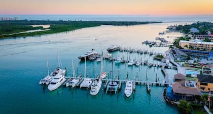 Dockside Inn & Resort